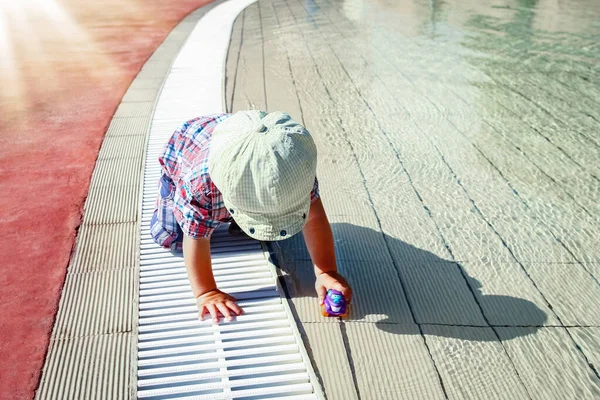一个快乐的孩子在海边的大自然的泳池边玩耍 — 图库照片