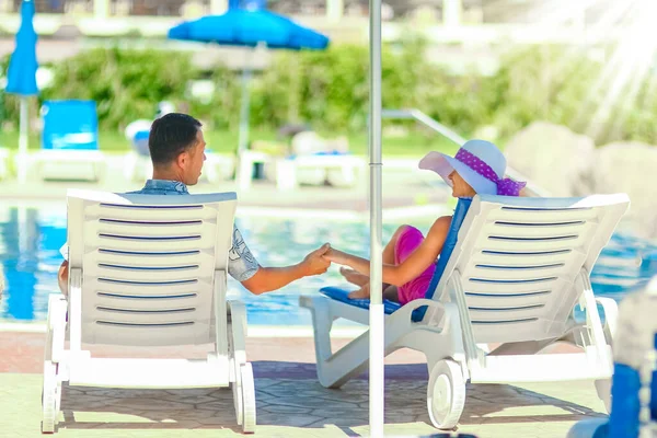 Gelukkig Paar Ligstoelen Bij Het Zwembad Aan Zee — Stockfoto