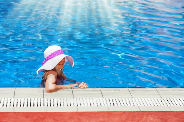 Šťastná Dívka Klobouku Bazénu Břehu Moře — Stock fotografie