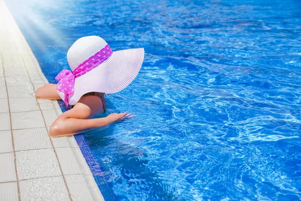 Deniz Kıyısının Doğası Üzerine Havuz Kenarında Şapkalı Mutlu Bir Kız — Stok fotoğraf