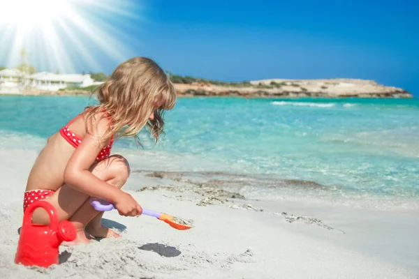 Criança Feliz Brincando Pelo Mar Livre — Fotografia de Stock