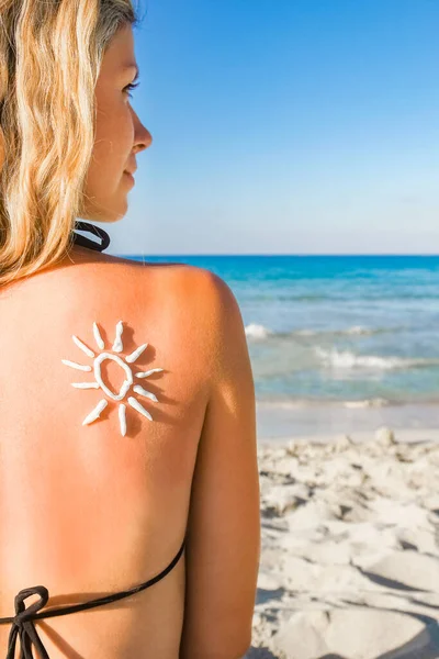 Lycklig Flicka Med Solen Ryggen Vid Havet Naturen — Stockfoto