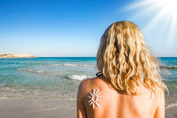 Chica Feliz Con Sol Espalda Por Mar Naturaleza —  Fotos de Stock