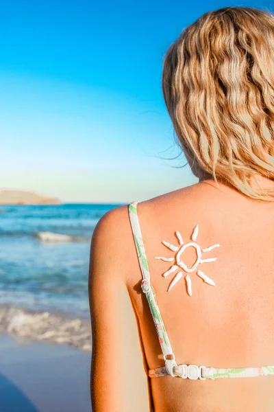 Chica Feliz Con Sol Espalda Por Mar Naturaleza — Foto de Stock