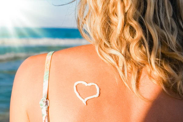 Glückliches Mädchen Mit Einem Herz Auf Dem Rücken Meer — Stockfoto