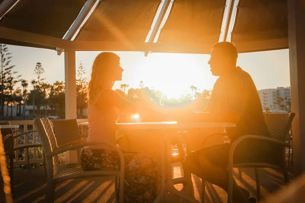Gün Batımında Deniz Kenarında Bir Masada Mutlu Bir Çift — Stok fotoğraf