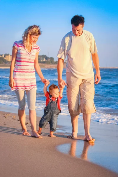 Glad Familje Helg Vid Havet Naturen — Stockfoto