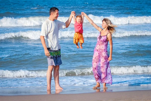 Ευτυχισμένο Οικογενειακό Σαββατοκύριακο Στη Θάλασσα Στα Ταξίδια Στη Φύση — Φωτογραφία Αρχείου