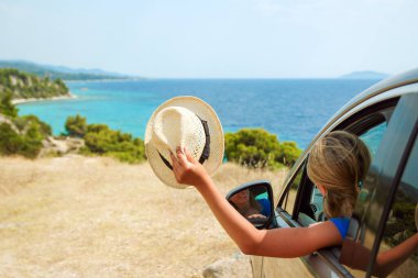 Sea Greek arka planında arabadaki mutlu kız