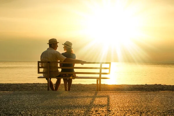 Gelukkig Paar Een Bank Aan Zee Natuur Reizen Silhouet — Stockfoto
