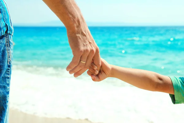 Hände Eines Glücklichen Elternteils Und Eines Kindes Strand Auf Einer — Stockfoto
