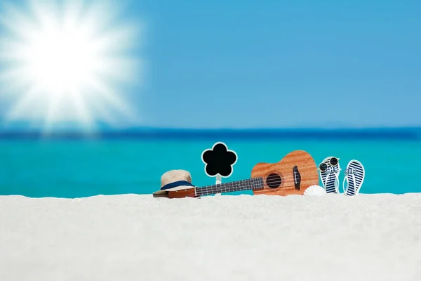 Yunan Denizinin Kıyısındaki Kumsalda Güzel Bir Gitar — Stok fotoğraf