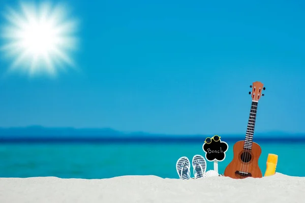 Yunan Denizinin Kıyısındaki Kumsalda Güzel Bir Gitar — Stok fotoğraf