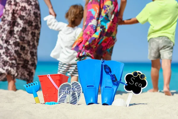 Familia Feliz Cerca Del Mar Naturaleza Con Zapatillas Viaje Vacaciones —  Fotos de Stock