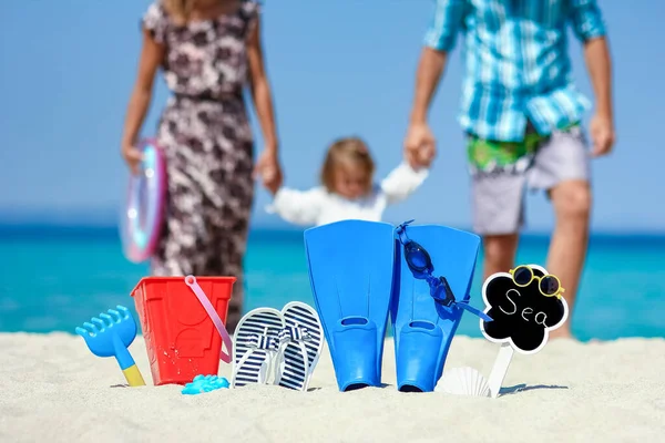 Familia Feliz Cerca Del Mar Naturaleza Con Zapatillas Viaje Vacaciones — Foto de Stock