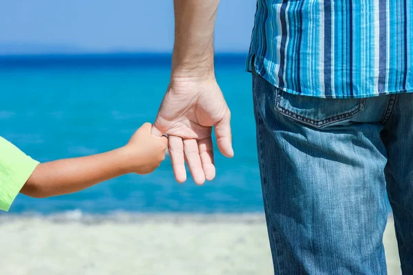 Χέρια Ενός Ευτυχισμένου Γονέα Και Παιδιού Στην Παραλία Ένα Ταξίδι — Φωτογραφία Αρχείου