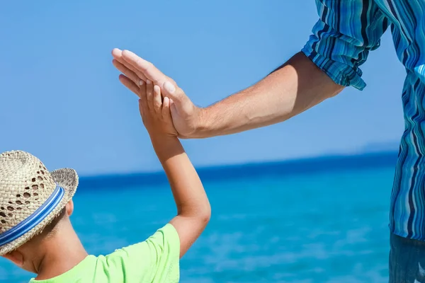 Händerna Lycklig Förälder Och Barn Stranden Resa Naturen — Stockfoto
