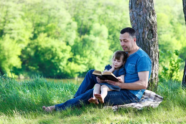 Отец Дочь Читают Библейскую Книгу Природе — стоковое фото