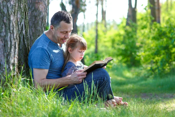 Vader Dochter Lezen Bijbelboek Familie Natuur — Stockfoto
