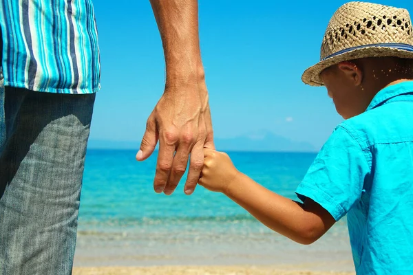 Händerna Förälder Och Barn Nära Havet — Stockfoto
