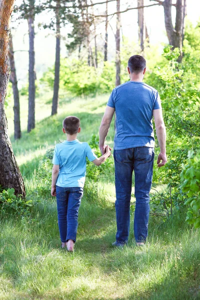 Πατέρας Γιο Περπατούν Μαζί Στο Δάσος Έννοια Οικογένεια — Φωτογραφία Αρχείου