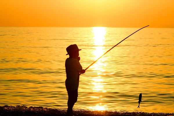 海のシルエットによる幸せな子供釣り — ストック写真