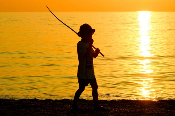 Χαρούμενο Παιδί Που Ψαρεύει Στη Σιλουέτα Της Θάλασσας — Φωτογραφία Αρχείου