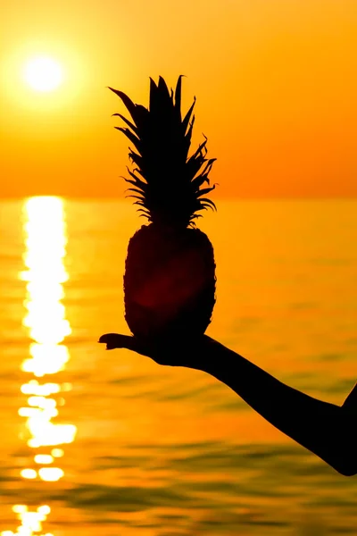 Heureux Fille Homme Ananas Dans Les Mains Silhouette Par Mer — Photo