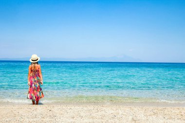 Mutlu çocuk deniz kenarında haftasonu seyahatinde