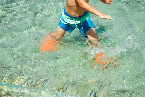 公園の旅で自然の中で海によって幸せな子供 — ストック写真
