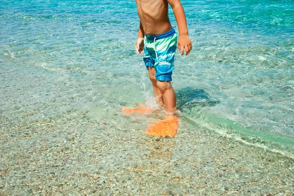 Ευτυχισμένο Παιδί Δίπλα Στη Θάλασσα Στη Φύση Στο Ταξίδι Στο — Φωτογραφία Αρχείου