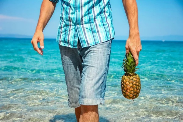 Hombre Feliz Con Una Piña Sus Manos Cerca Del Mar —  Fotos de Stock