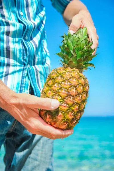 Homem Feliz Com Abacaxi Suas Mãos Perto Mar Natureza Viagem — Fotografia de Stock