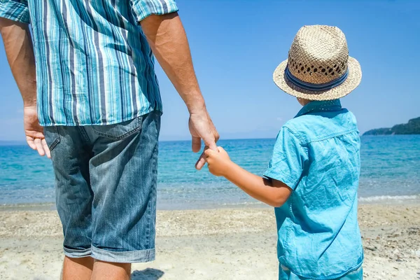Händerna Lycklig Förälder Och Barn Vid Havet Naturen Resa — Stockfoto