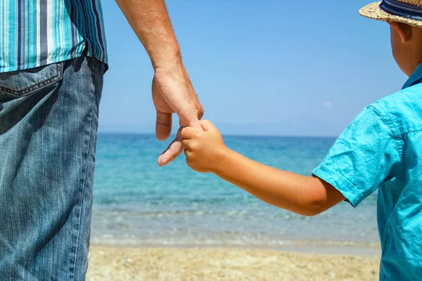 Χέρια Ευτυχισμένου Γονέα Και Παιδιού Δίπλα Στη Θάλασσα Στο Ταξίδι — Φωτογραφία Αρχείου