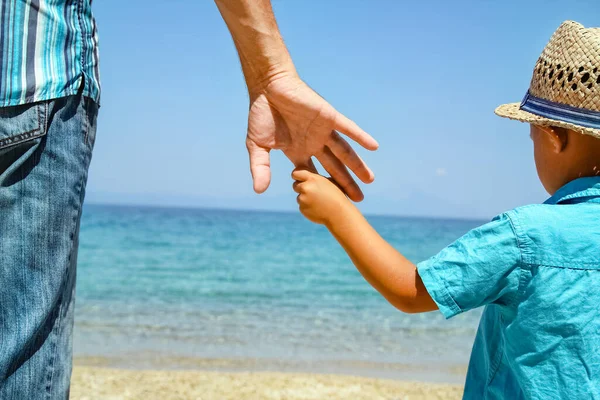 Händerna Lycklig Förälder Och Barn Vid Havet Naturen Resa — Stockfoto