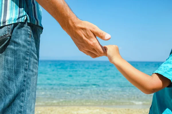 Χέρια Ευτυχισμένου Γονέα Και Παιδιού Δίπλα Στη Θάλασσα Στο Ταξίδι — Φωτογραφία Αρχείου