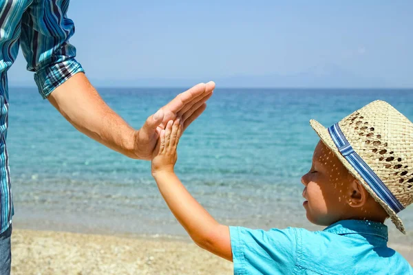 Ruce Šťastného Rodiče Dítěte Moře Přírodě Cestování — Stock fotografie