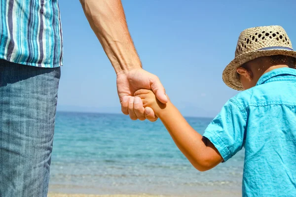 幸せな親と子供の手を自然の旅で海で — ストック写真