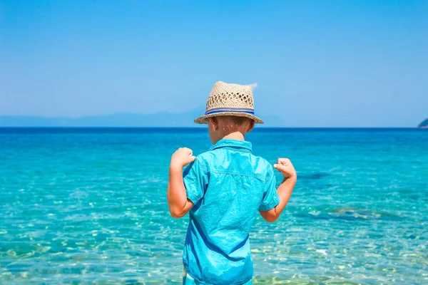 Ευτυχισμένο Παιδί Δίπλα Στη Θάλασσα Στη Φύση Σαββατοκύριακο Ταξίδια — Φωτογραφία Αρχείου