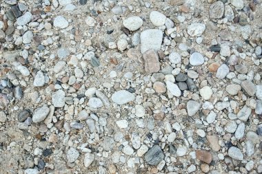 Deniz yolculuğunun arka planında çakıl taşları