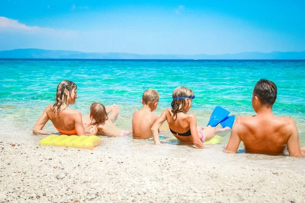 Lykkelig Familie Til Sjøs Hellas Med Naturbakgrunn – stockfoto