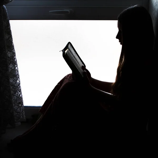 Silhouette Une Gentille Fille Avec Livre Près Fenêtre — Photo