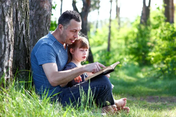 Отец Ребенок Читают Библейскую Концепцию Семьи — стоковое фото