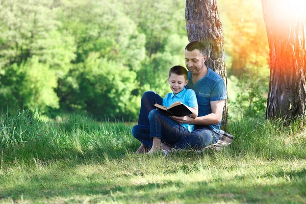 Vader Kind Die Het Bijbelconcept Familie Lezen — Stockfoto