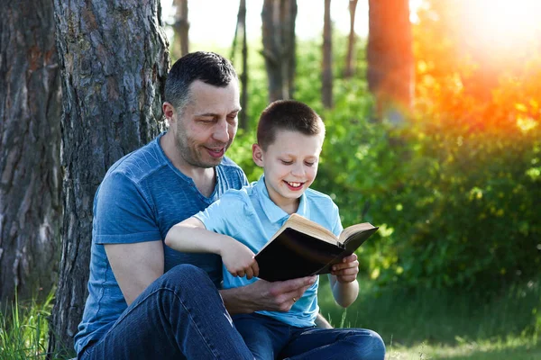 Vader Kind Die Het Bijbelconcept Familie Lezen — Stockfoto