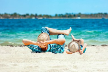 Mutlu bir baba ve deniz kenarında bir çocuk. Hafta sonu seyahati.