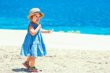 Hafta sonu deniz kenarında dondurmalı mutlu bir çocuk.