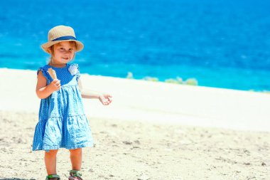 Hafta sonu deniz kenarında dondurmalı mutlu bir çocuk.