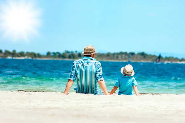 Pai Feliz Com Uma Criança Junto Mar Natureza Viagem Fim — Fotografia de Stock
